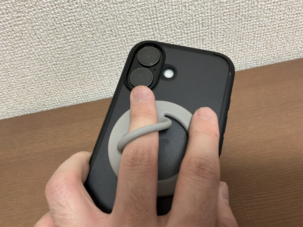 spigen　バンカーリングを付けてスマホを持っている状態