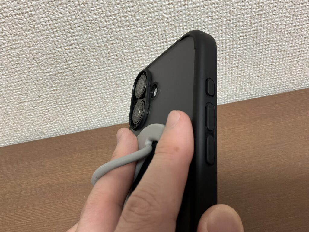 spigen　バンカーリングを付けてスマホを持っている状態