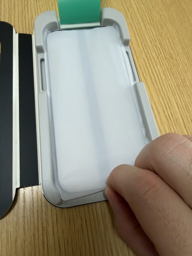 ESR iPhone 17　ガラスフィルム　包装紙を外す