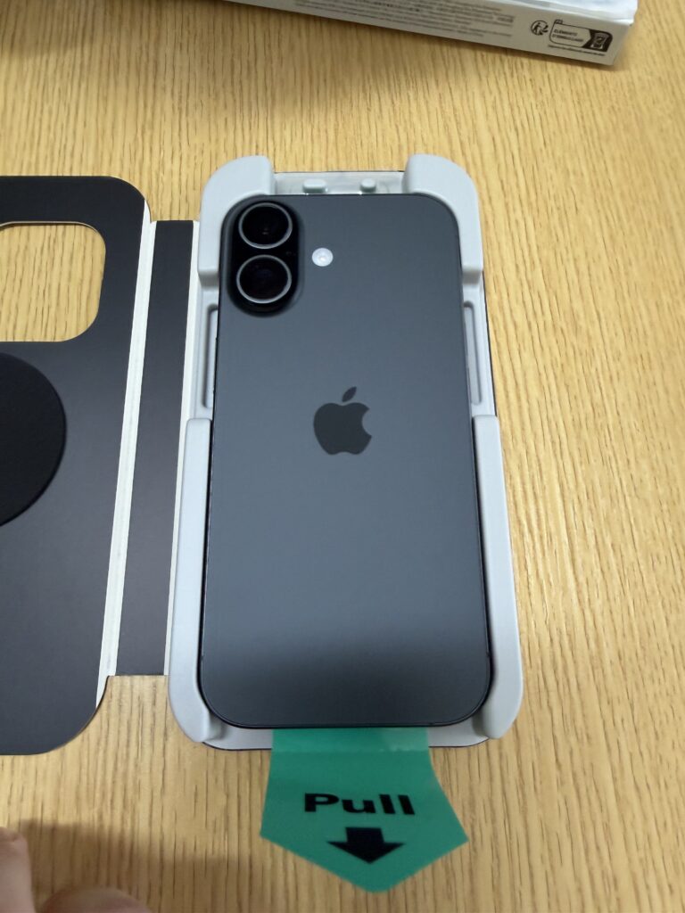 ESR iPhone 17　トレイにiPhone をセット