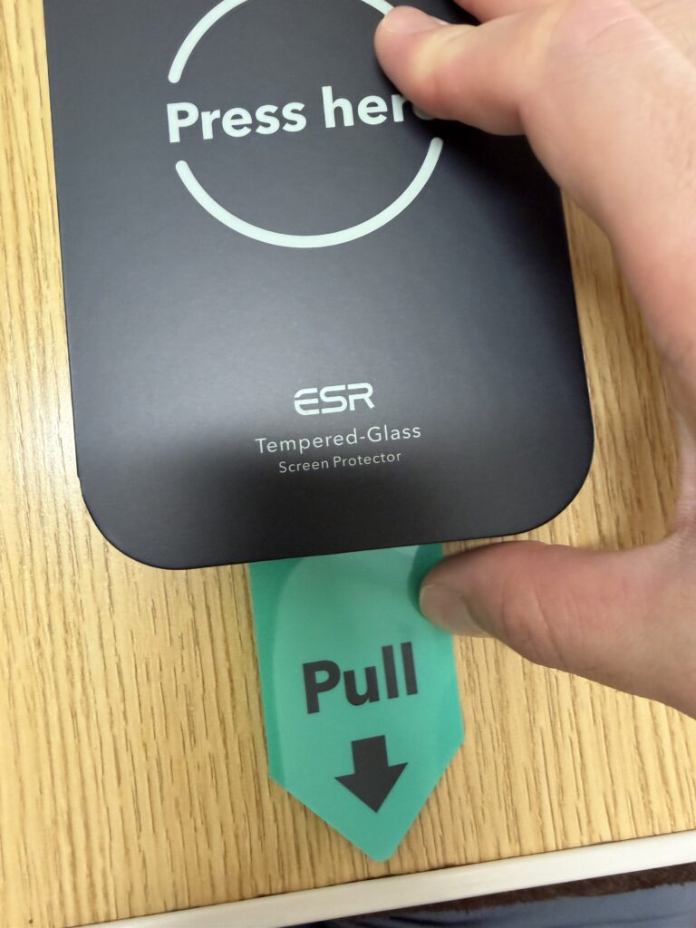 ESR iPhone 17 Pullと記載のフィルムを引き抜く