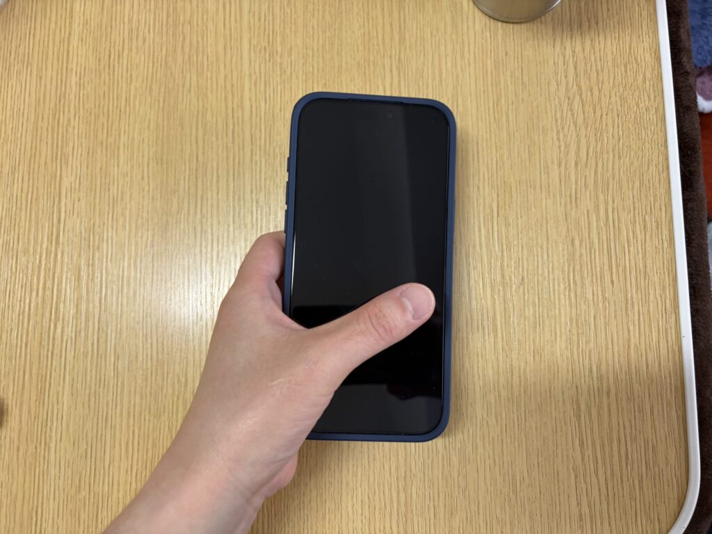 iPhone 17 pro max 端まで指を伸ばした画像