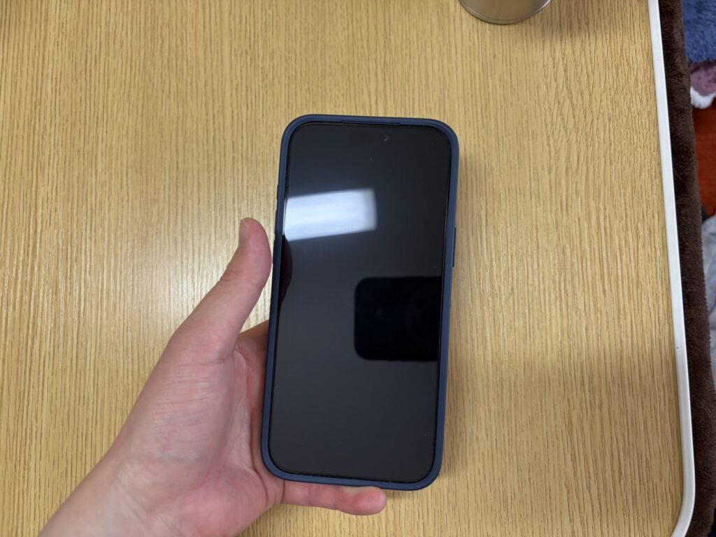 iPhone 17 pro max の上端まで指を伸ばした画像