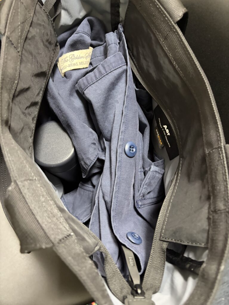 Aer go tote2 上着を入れた様子