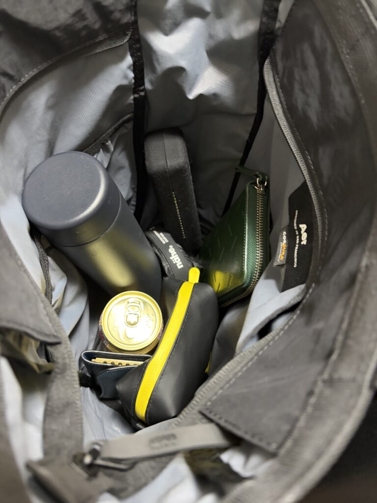 Aer go tote2 に物を入れた様子