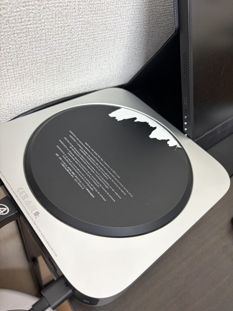Mac miniを裏返しにした様子
