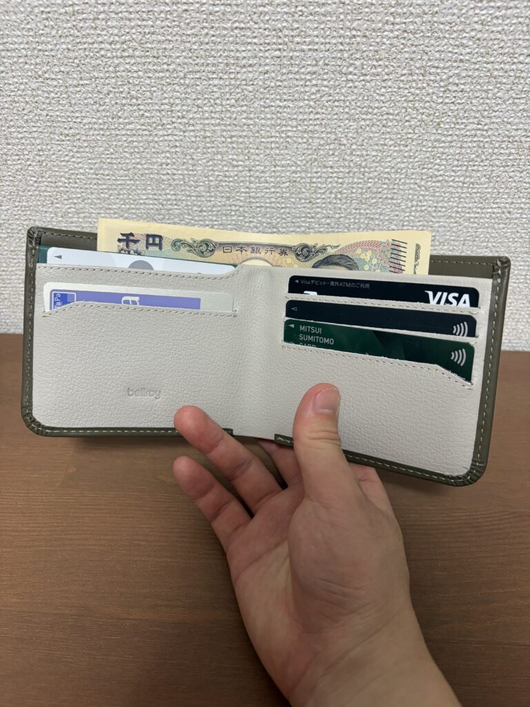Hide & Seekにカードやお札を入れた感じ