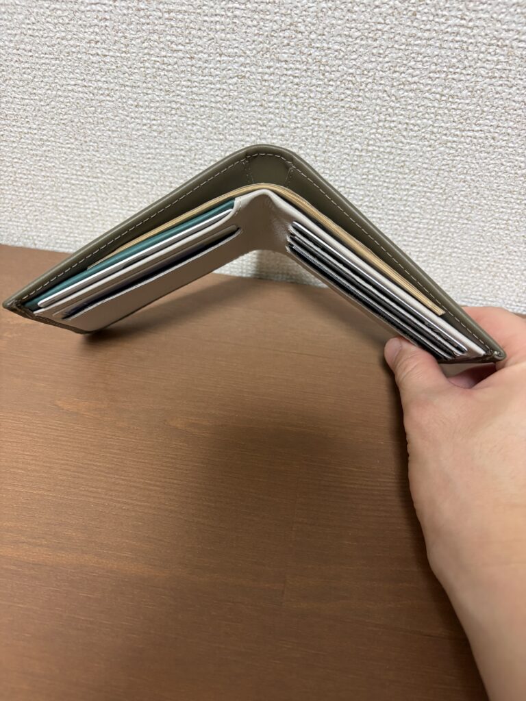 Hide & Seekにお札とカードを入れた様子