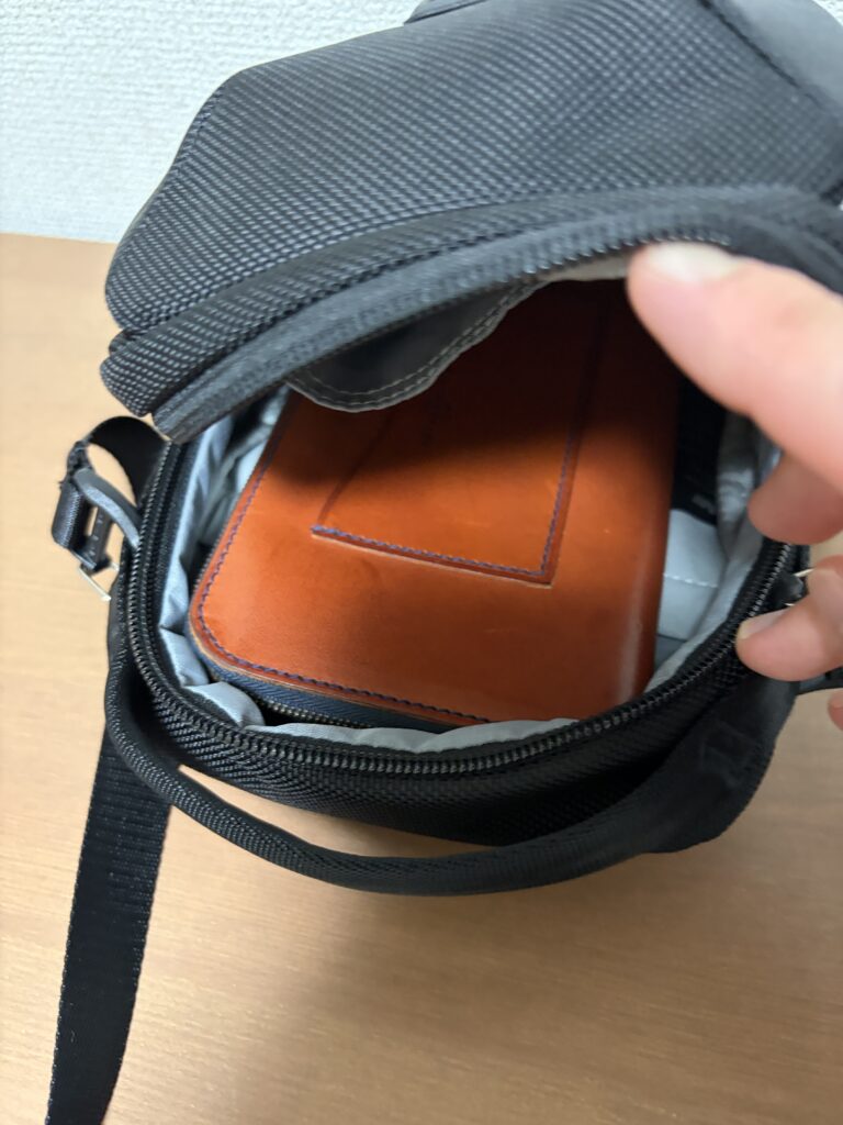 短い方の長財布を入れた様子