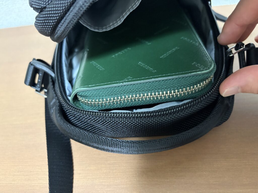 長い方の財布を入れた様子