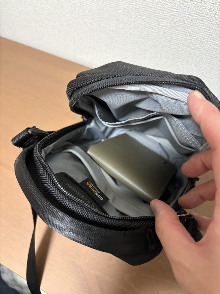 二つ折り財布を入れた様子