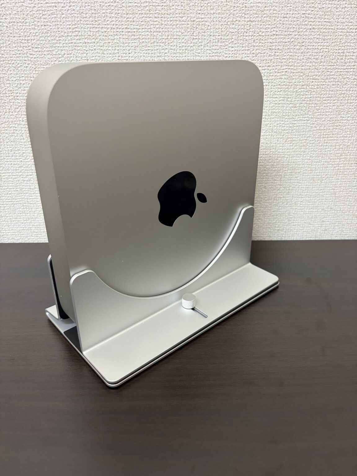 Mac mini 縦置きを斜めから