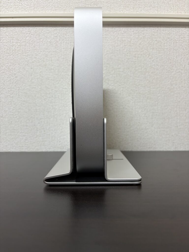 Mac mini を縦置きした様子