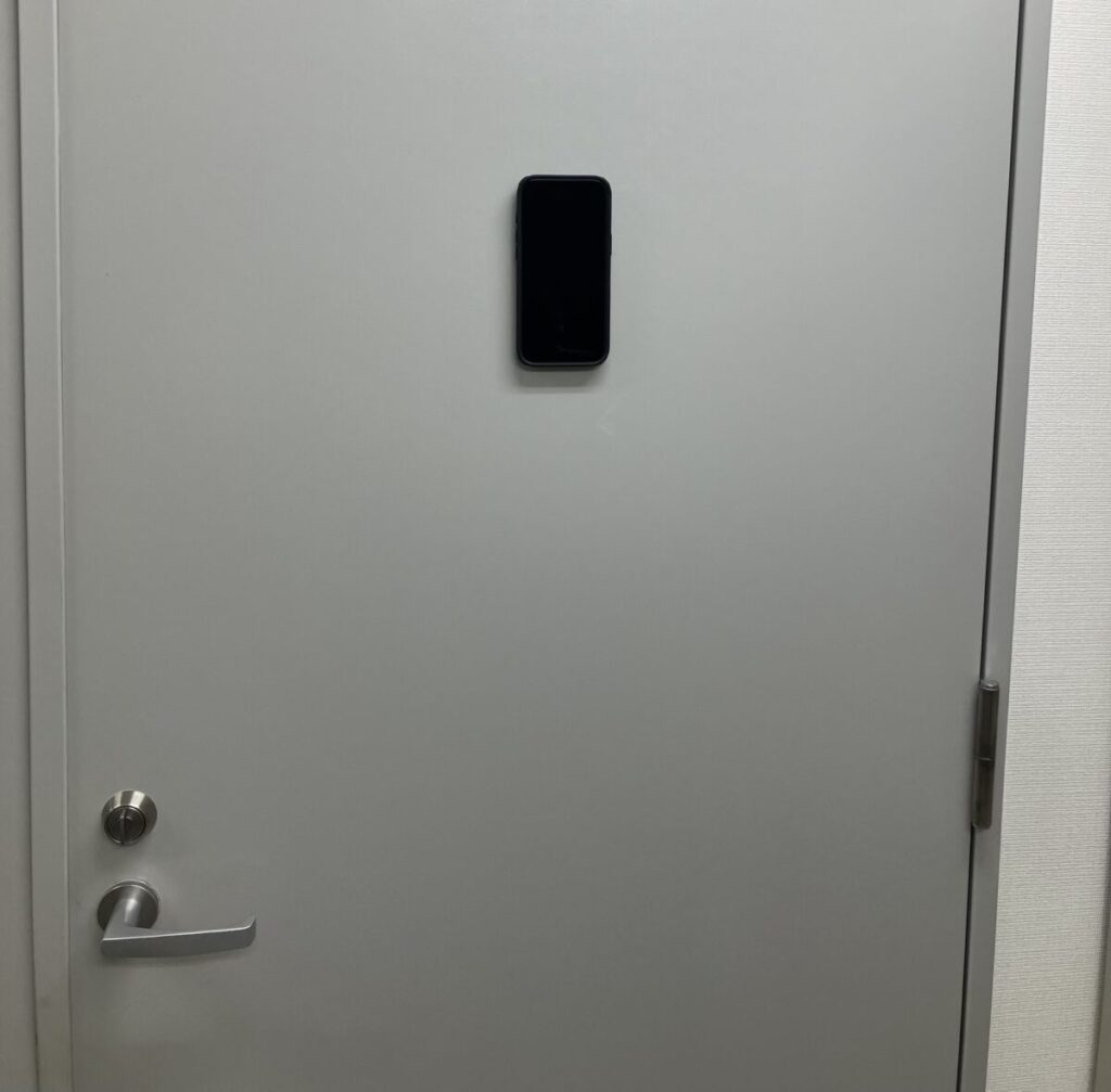 spigen スマホリングを付けた状態でドアに貼り付け