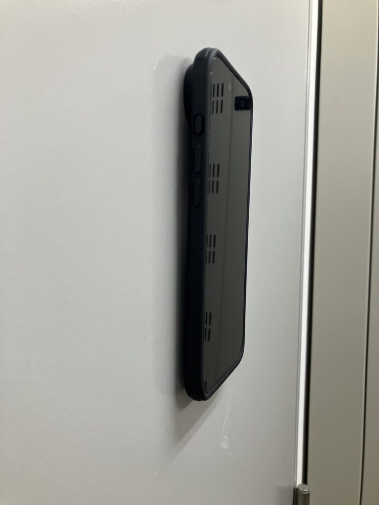 spigen スマホリングを付けた状態でドアに貼り付け