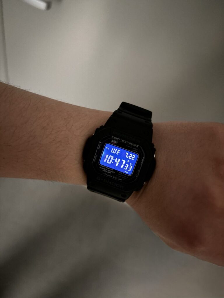 GW-M5610U-1BJFのライトを点灯させた画像