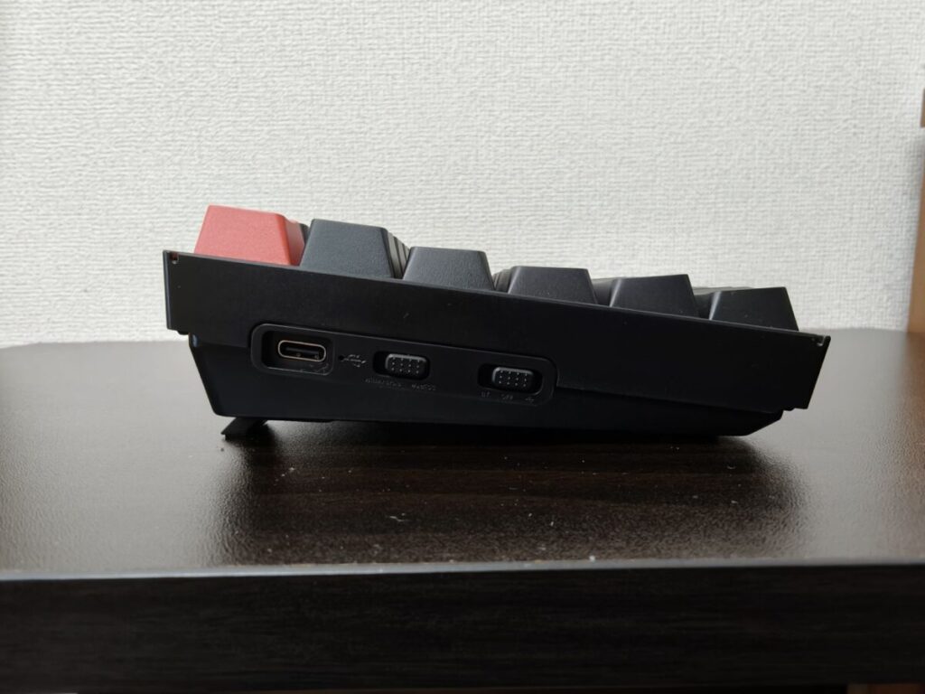 keychron k2 小さい脚で立てた状態