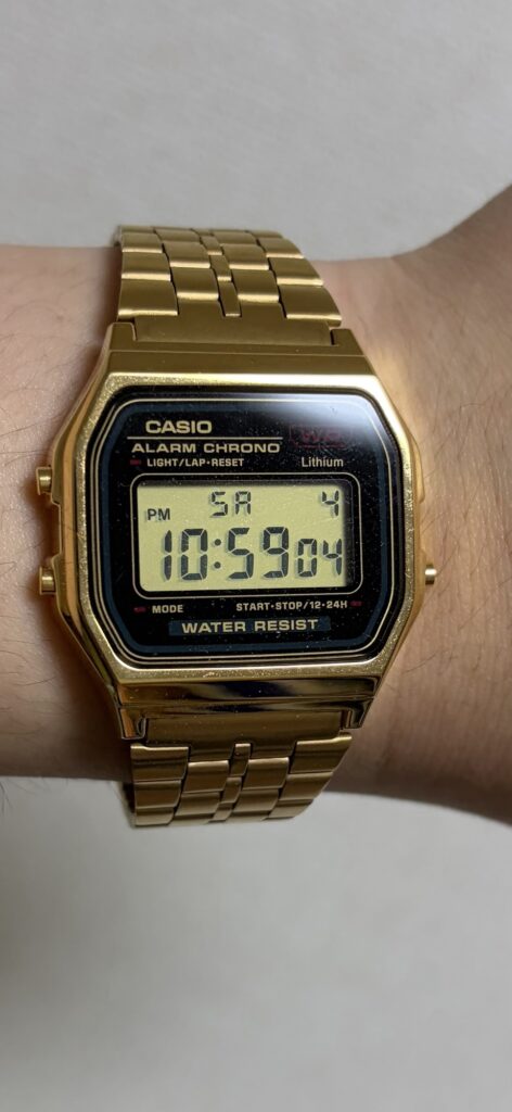 チープカシオのゴールドをアップした画像