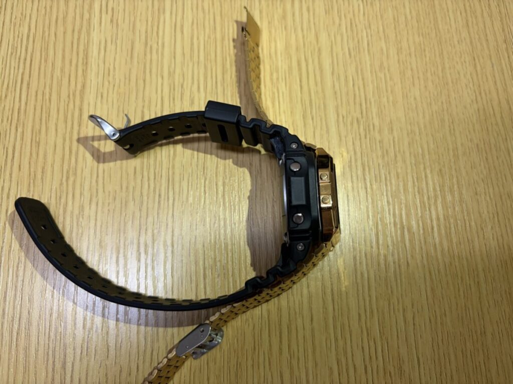 G-SHOCKとチープカシオゴールドの厚みを比較