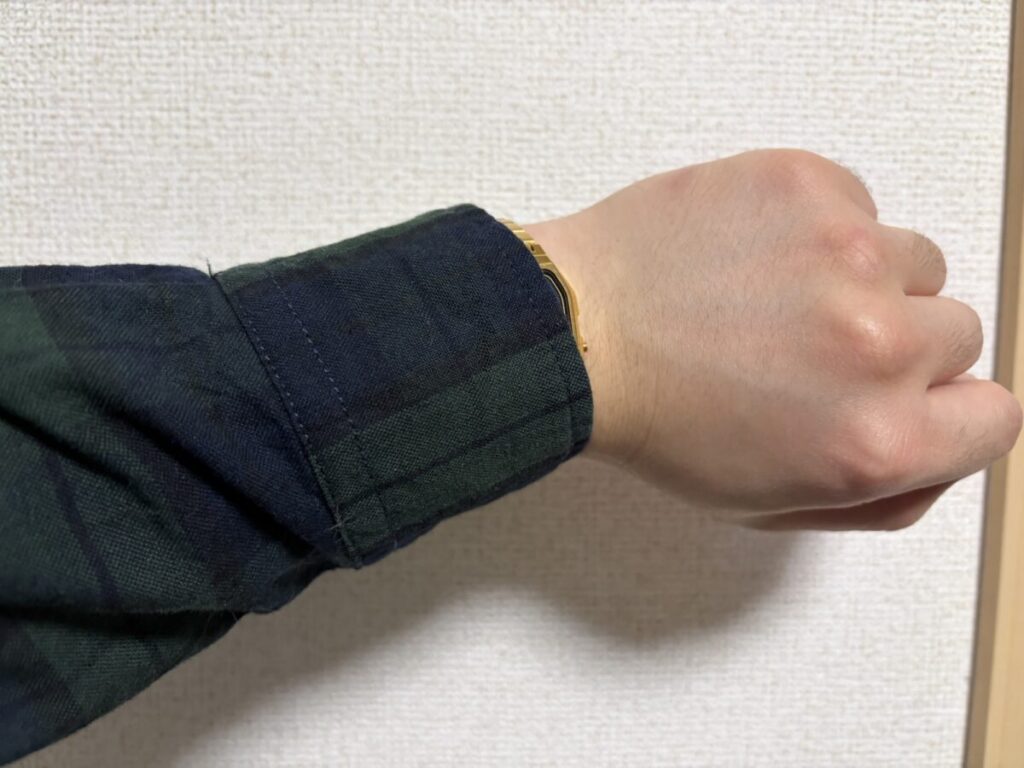 チープカシオを長袖シャツ内に入れた様子
