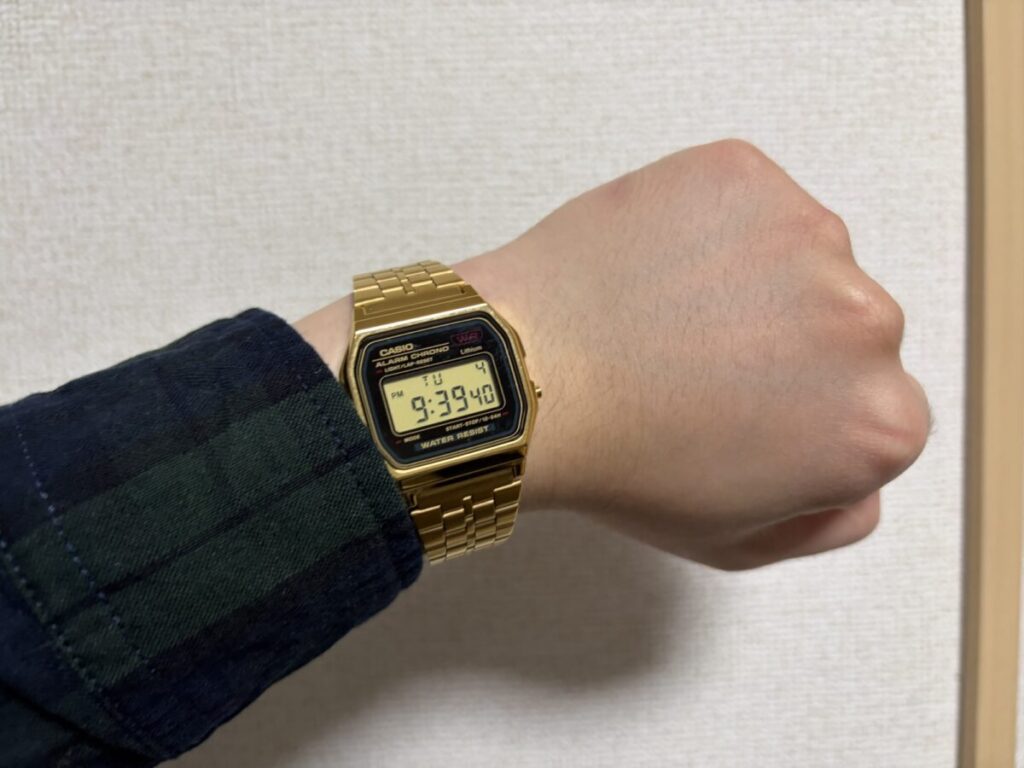 チープカシオのゴールドと長袖シャツを合わせた様子