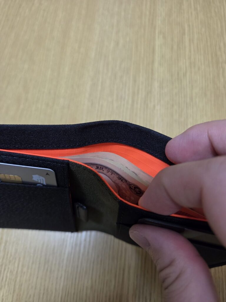 ARK Bifold Cash Wallet　お札の部分