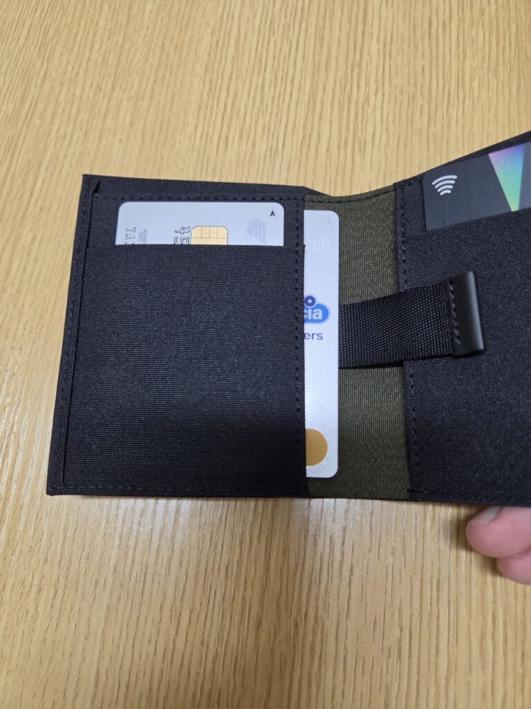 ARK Bifold Cash Wallet　下のカード収納